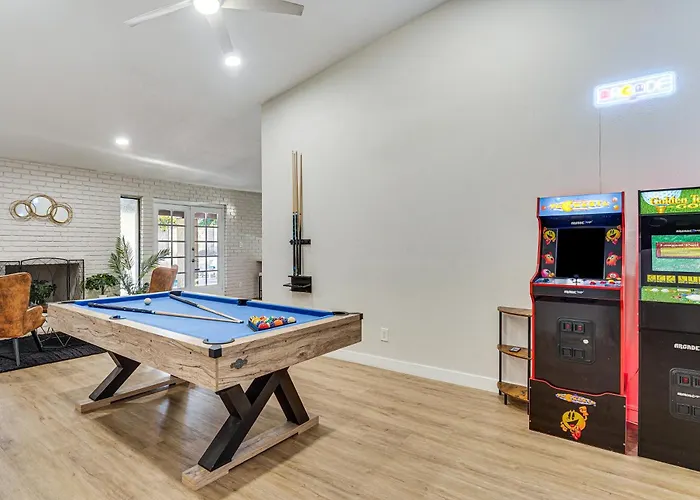 Spacious Oasis W/ Pool & Game