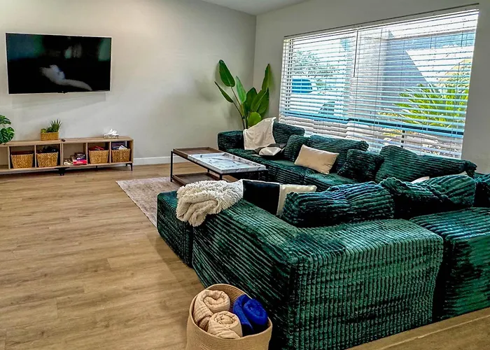 Spacious Oasis W/ Pool & Game Ferienhaus